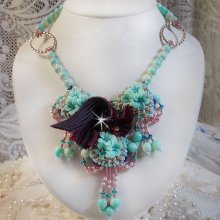 Blue Flowers Haute-Couture halskjede brodert med Swarovski-krystaller, et trøffel / bringebær silkebånd og frøperler